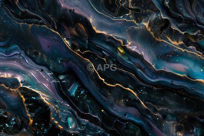 Abstrakte Opaleszenz: Dunkle Fluid Art mit Goldakzenten